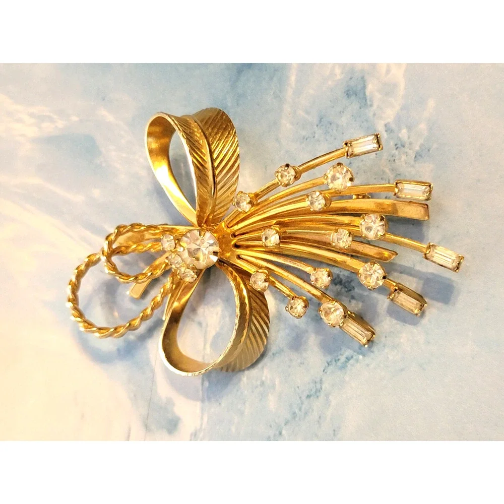 Vintage Gold Rhinestone Flower‎ Brooch Sarah Coventry Floral Pin Signed Large